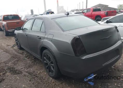 2018 Chrysler 300 Touring Awd z USA, uszkodzony, nr VIN 2C3CCARG3JH324944